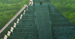 Pyramid of Kukulkán at Chichén Itzá surrounded by jungle