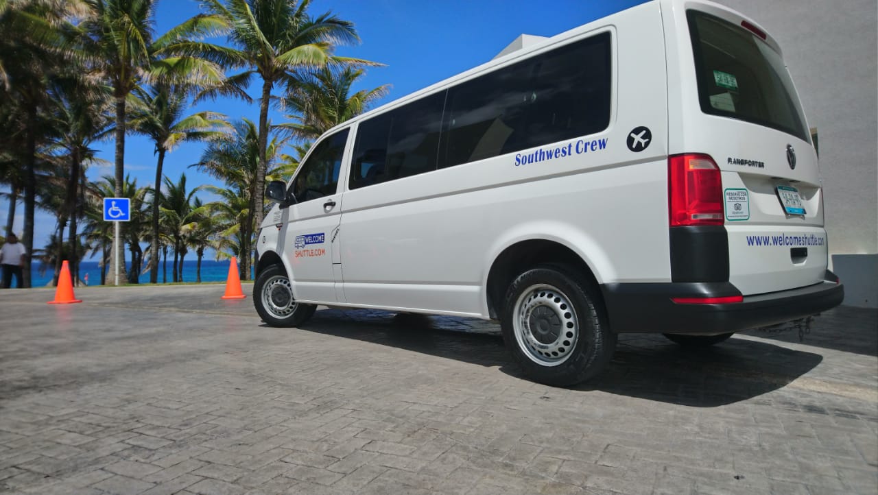 <p>Desde o momento em que você chega ao <b>Aeroporto de Cancun</b>, nossa equipe estará esperando para que você não tenha que esperar em longas filas e perder tempo para descobrir como chegar ao seu destino em um táxi ou ter que esperar pelo transporte público que costuma ser demorado e caro. Todas as nossas unidades possuem todas as comodidades necessárias para tornar seu transfer mais confortável e seguro. Reserve conosco com antecedência e aproveite o desconto que oferecemos em ida e volta serviços para que você não tenha que se preocupar com nada durante suas férias.</p><p>Você pode reservar seu transfer neste site ou entrar em contato conosco pelo whatsapp podemos ajudá-lo. Além do nosso serviço de transfers de <b>Cancun a Tulum</b>, também oferecemos transporte privado para diferentes pontos entre <b>Cancun e Yucatan</b>.</p><p>Relaxe, sente-se e desfrute de qualquer um dos nossos serviços, para que transporte durante suas férias não é uma preocupação. <b>Welcomeshuttle</b> oferece preços acessíveis em transferências para <b>Cancún, Tulum ou qualquer lugar na Riviera Maia.</b> Garantimos que todas as nossas taxas são transparentes. Você só paga pelo que recebe.