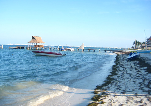 Gran Puerto es el puerto de ferry ubicado en Puerto Juárez. Sirve como una forma principal de acceder a Isla Mujeres, una isla a unos 10 km (6 millas) de Puerto Juárez. Desde Cancún el servicio de ferry de Ultramar funciona dos veces por hora y es de alta velocidad. La terminal de ferry tiene dos líneas para pasajeros de Ultramar y cuenta con baños, estacionamiento, tienda de conveniencia y área de venta de boletos.