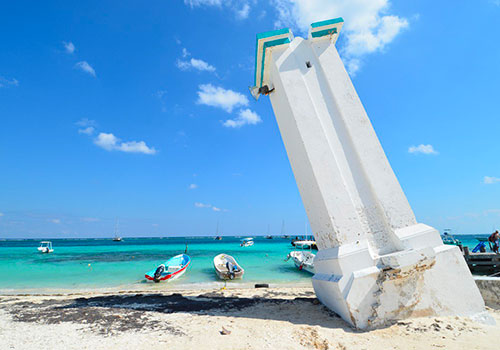 Puerto Morelos ofrece una gran variedad de vida marina en uno de los arrecifes más bellos del mundo. Las inmersiones dentro del arrecife pueden ser desde poco profundas hasta inmersiones donde se pueden ver grandes formaciones de coral a mayores profundidades. Todos los tipos de alojamiento están disponibles, incluidos hoteles modestos en la playa.