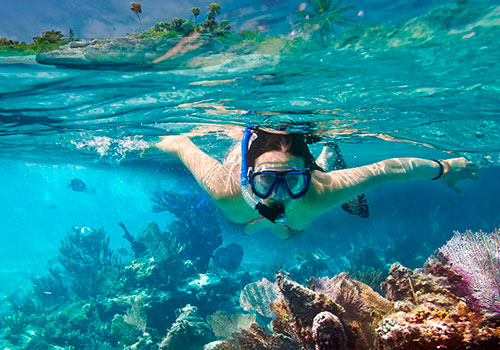 El clima es ideal, las hermosas playas de arena blanca y las cristalinas aguas azules lo convierten en un destino de vacaciones perfecto. El término Riviera Maya es bastante nuevo y tiene definiciones variadas, comienza aprox. A 16 km (10 millas) al sur de Cancún, el pueblo costero de Puerto Morelos e incluye lugares como Playa del Carmen, Puerto Aventuras, Akumal y Tulum. Termina en el pueblo de Carrillo Puerto.